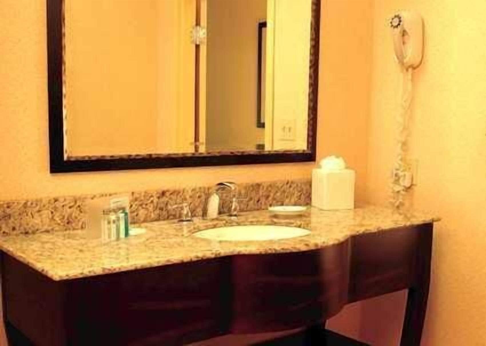 Comfort Inn Кадилак Екстериор снимка
